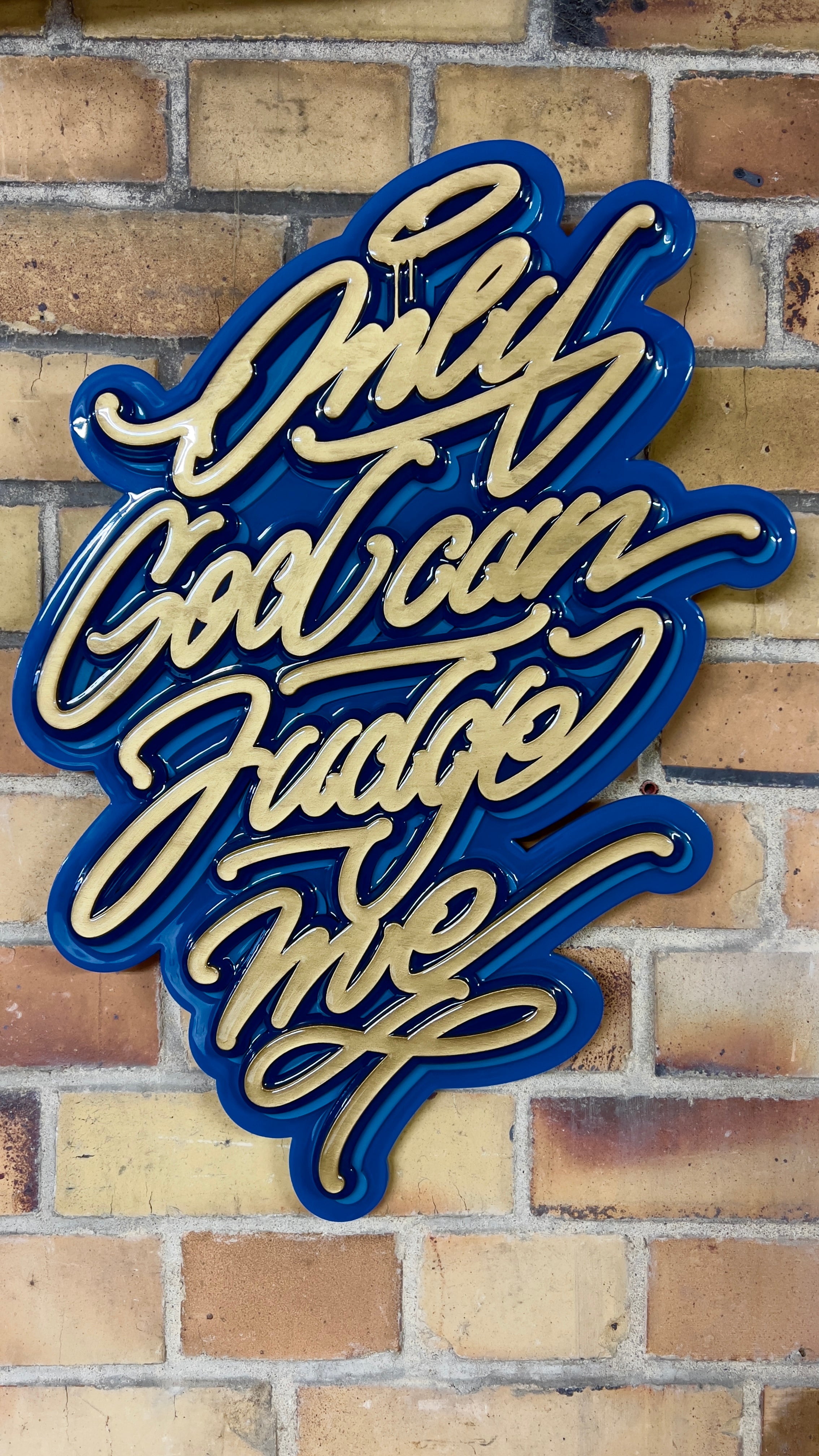 „Only god can judge me“ Original walsculpture